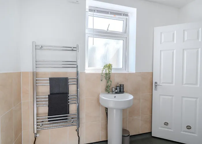 351b Fishponds Road Apartament *