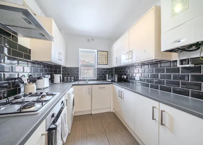 351b Fishponds Road *