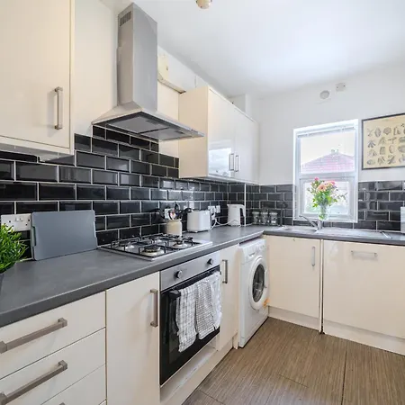 351b Fishponds Road *