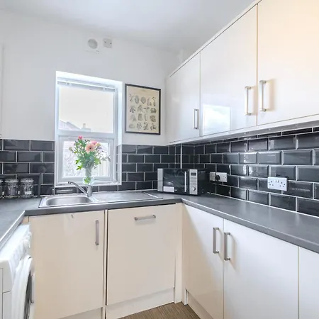 351b Fishponds Road Apartment *