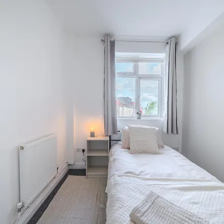 351b Fishponds Road *