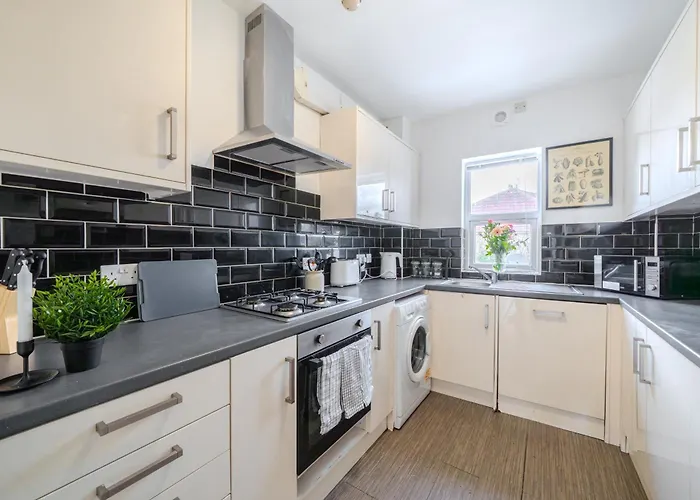 351b Fishponds Road *