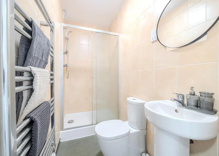 351b Fishponds Road Apartment *