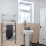 351b Fishponds Road Apartment *