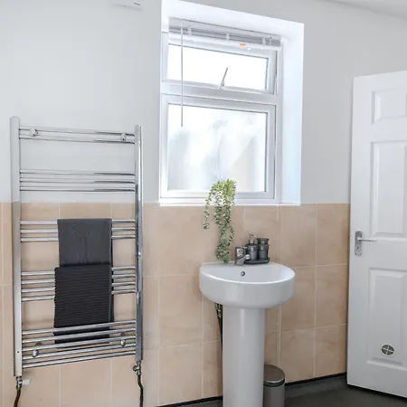 351b Fishponds Road Apartament *