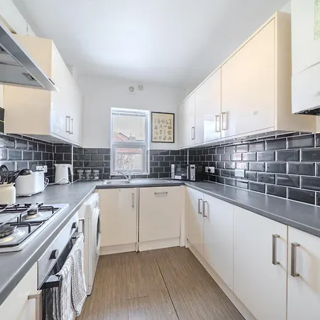 351b Fishponds Road *